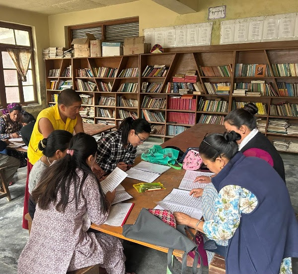 Community Outreach: SINI’s EDP Level 2 Khenpo Dawa teaching Tibetan reading to Manali residents